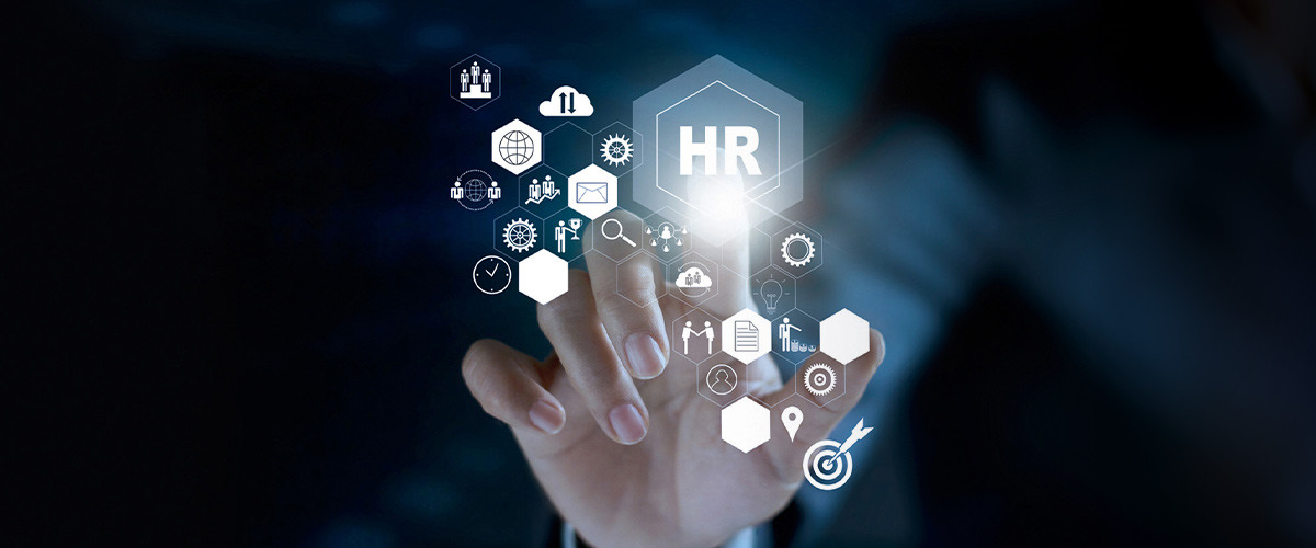 Eine Hand zeigt auf ein leuchtendes HR-Display mit Symbolen für Personalmanagement und Technologie auf dunklem Hintergrund